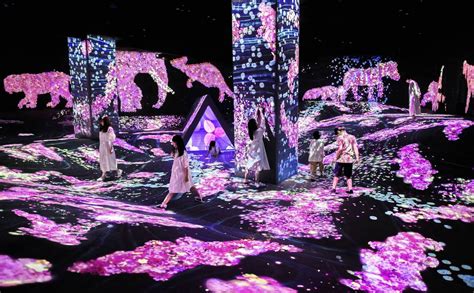 桜の花でできた動物たちが歩き回り、桜咲くデジタル空間 チームラボフォレスト福岡 Teamlab Jiuni Q