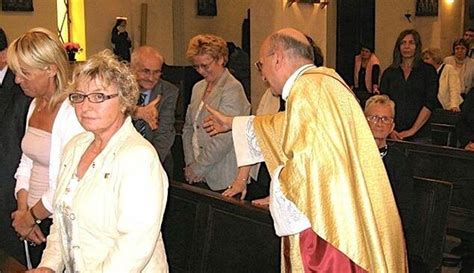 Scambiatevi Un Segno Di Pace E In Chiesa Cade Il Gelo Il Rito