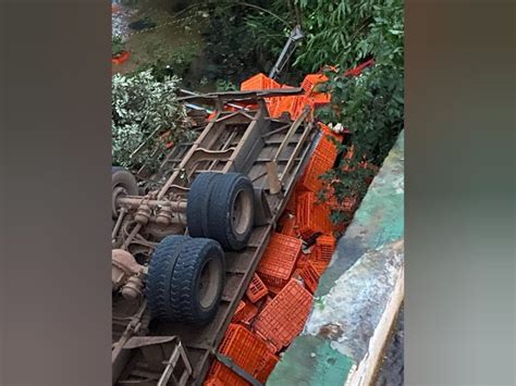 Tragédia Caminhão despenca de ponte e motorista esposa e filha de 6