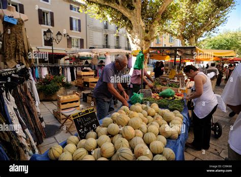 Outdoor markt in frankreich Fotos und Bildmaterial in hoher Auflösung