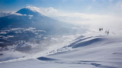 日本最高のスキー場は北海道のグルメとナイトライフの天国ニセコにあります