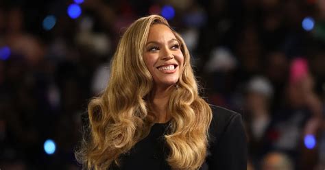 Kaum erkannt Beyoncé posiert als sexy Pamela Anderson