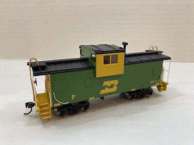 Athearn Roundhouse HO Scale Burlington Northern Wide Vision Caboose