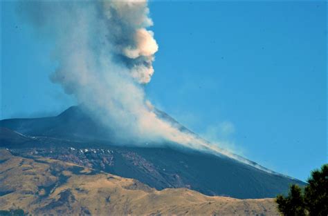 Etna Eruzione Nuovo Trabocco Lavico Dal Cratere Di Sud Est Qds