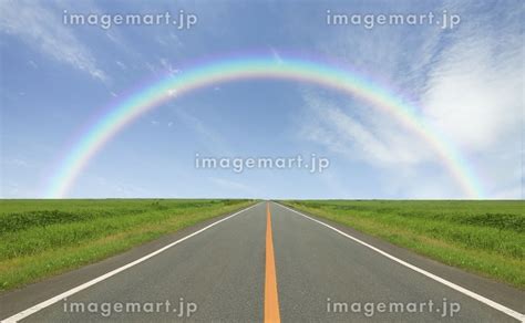 草原の直線道路と雲と太陽と虹の写真素材 [24366910] イメージマート