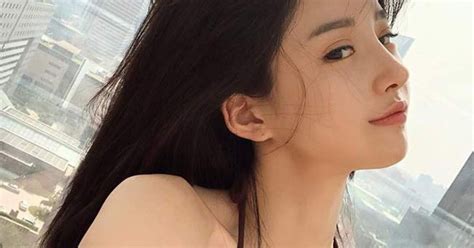 Hot girl xinh đẹp bị hiểu lầm là nhân viên rót bia danh tính thực sự