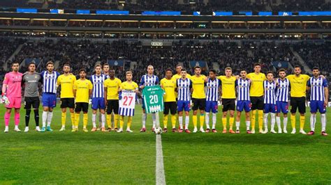 Chistian Atsu homenageado pelos Dragões no jogo frente ao Rio Ave