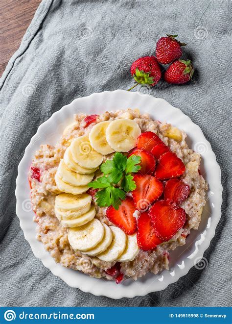 Papa De Aveia Da Farinha De Aveia Leite Morango Banana Na Placa