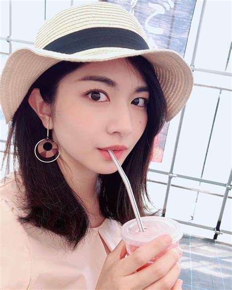 千葉真由佳さんのインスタグラム写真 千葉真由佳instagram 「今週もお疲れ様でした〜 夏らしいこと何一つしてないけども！🌻 ここ3日くらい、 前から読みたかった分厚めの本を 昼夜