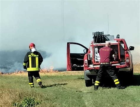 A Fuoco Tre Ettari Di Sterpaglie Ivigili Del Fuoco Domano Il Rogo Le