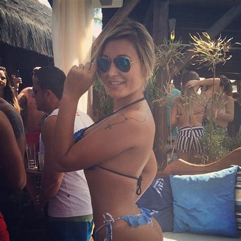 Andressa Urach chama atenção em dia de praia em Jurerê Internacional