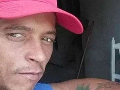 Homem é surpreendido por dupla em moto e morto a tiros na porta de casa