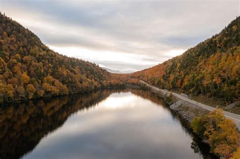 Premium Photo Peak Fall Foliage In Keene New York By Cascade Lake