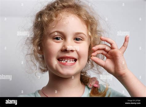 Portrait Of Cute Fille De Six Ans A Perdu Sa Premi Re Dent De Lait