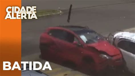 Motorista Fechada Por Caminh O E Ao Tentar Evitar Um Acidente Acaba