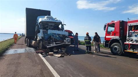 Caminhoneiro N O V Pare E Siga E Morre Ao Bater Em Caminh O Em