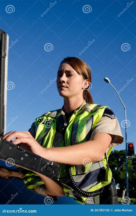 Vrouwelijke Politieman Stock Afbeelding Image Of Hesje 26785135