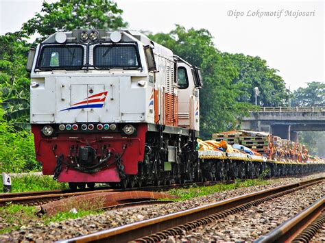 Kereta Api Indonesia Rangkaian Ka Gerbong Datar Melintas Di Kota Semarang