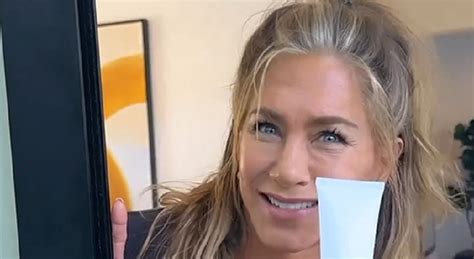 Jennifer Aniston Mostra I Capelli Grigi A Anni Il Video Un