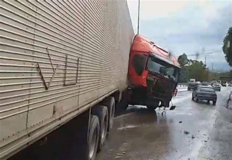 Carreta faz L na pista e trava Anel Rodoviário no bairro Olhos D Água