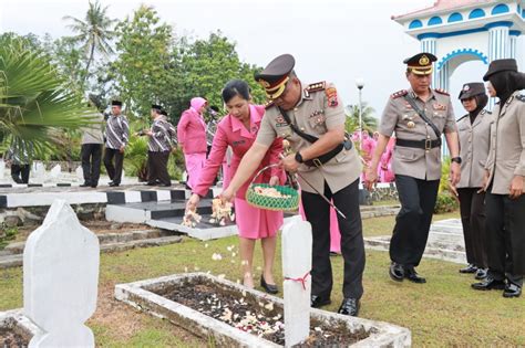 Polresta Cilacap Melakukan Ziarah Dan Tabur Bunga Di Taman Makam