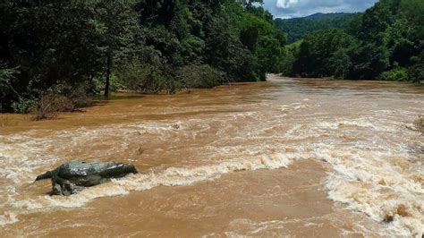 En medio del rio grande crecido en Asuncion Atoyaquillo en el área del