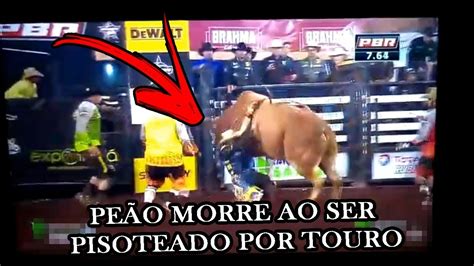 Pe O Morre Pisoteado Por Touro Em Maring Youtube