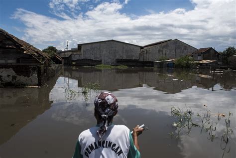 Sungai Citarum Meluap Kawasan Dayeuhkolot Terendam Banjir Republika