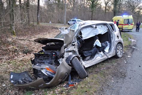 Violente Collision Entre Une Voiture Et Un Camion L Avenir