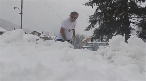 Na minusu sneg čisti u majici kratkih rukava Slobodan iz Ivanjice gazi