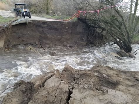 Kern County deputy helps family stranded by flooding | KBAK