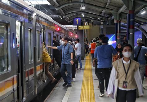 Krl Jabodetabek Beroperasi Jam Di Malam Tahun Baru Tambah