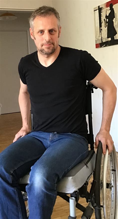 Lyon Il Plonge De Son Fauteuil Roulant Pour Ranimer Un Jeune Homme