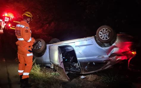 Motorista Perde Controle E Capota Carro Perto Da Ponte Das Amoras