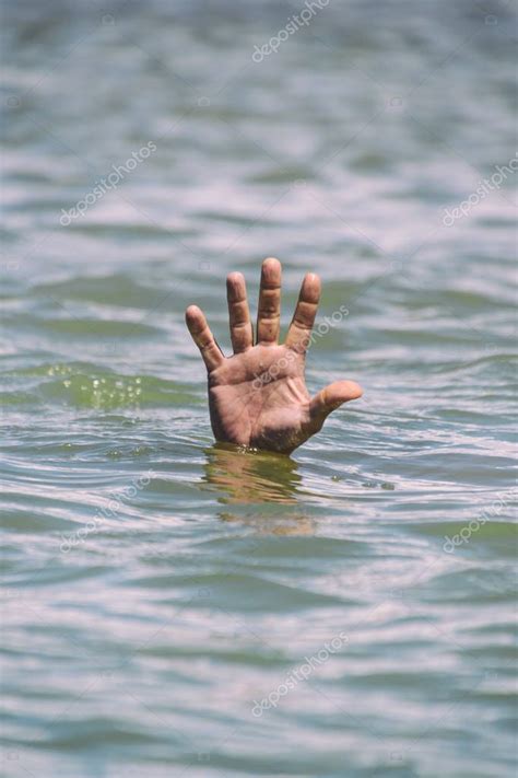 La Mano Del Hombre Correcto Sobresale Del Agua En Medio Del Oc Ano Un