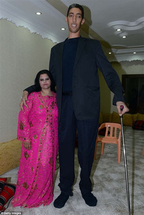 Worlds Tallest Man Marries New Bride Who Is Nearly 3ft Shorter Than