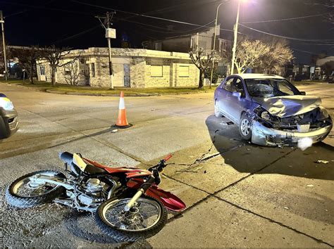 Accidente De Tránsito Entre Una Moto Y Un Auto En Sarmiento Y Rivadavia