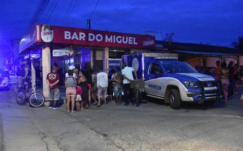 Homem Morre E Outras Duas Pessoas São Baleadas Dentro De Bar No