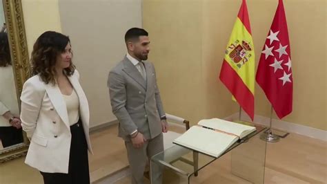 Ayuso Recibe Los Guantes De Topuria Y Destaca Su Historia De Lucha Y