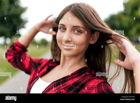 Belle Jeune Fille Avec De Longs Cheveux Adolescent Ans Debout