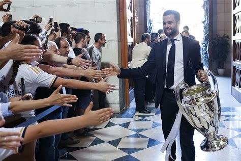 El capitán Nacho Fernández saluda a los aficionados en la Almudena