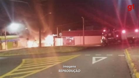 Vídeo Van escolar pega fogo e mobiliza bombeiros em Piraju Sorocaba