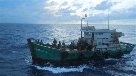 Tni Al Tangkap Dua Kapal Ikan Vietnam Di Laut Natuna Utara