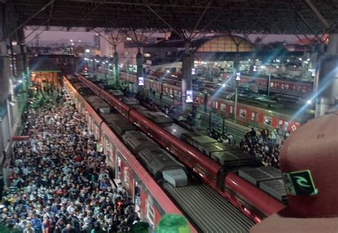 Passageiros lotam estação da CPTM após suspensão do serviço 710