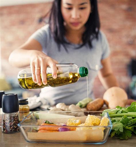 The 14 Best Substitutes For Vegetable Oil In Baking And Cooking