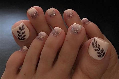 11 Toenail Designs That Make Having Feet More Fun Fall Toe Nails Toe Nail Art Pretty Toe Nails