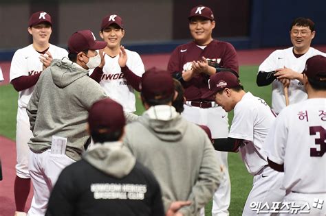 홍원기 감독 김시앙 홈런 축하해 포토