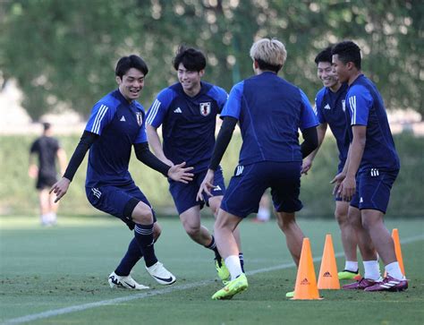 ＜u－23日本代表練習＞笑顔で練習する山田楓（左端）（撮影・小海途 良幹） ― スポニチ Sponichi Annex サッカー