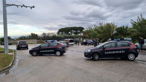 Giugliano Blitz Dei Carabinieri Al Mercato Delle Pulci Fuori Il Campo