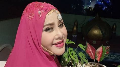 Perjalanan Karir Elvy Sukaesih Sang Ratu Dangdut Yang Memesona